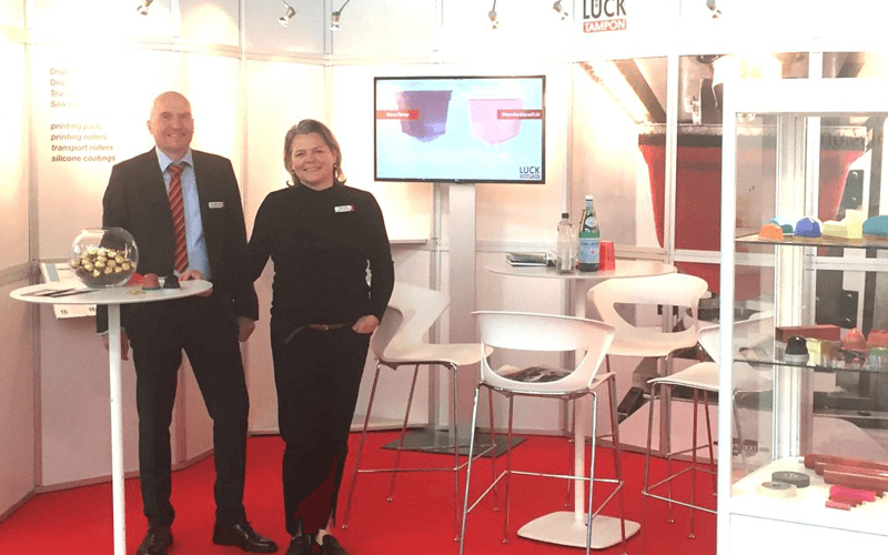 Das Team von Tampotechnik Lück auf ihrem Stand auf der FAKUMA 2021